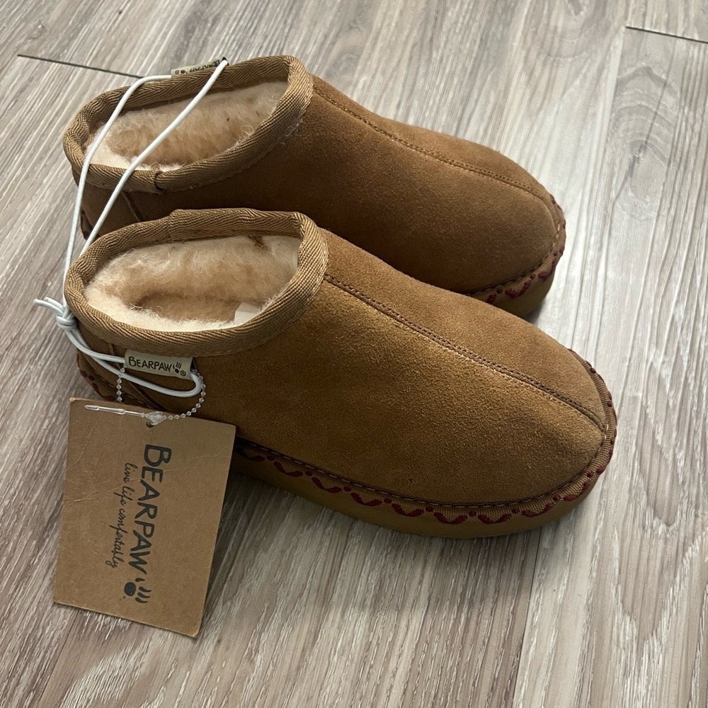 NWT Bearpaw Tan Suede Slippers